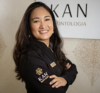 Retrato da Dra. Karina Kanegusuku no consultório