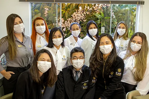 Equipe completa da KAN Odontologia na recepção