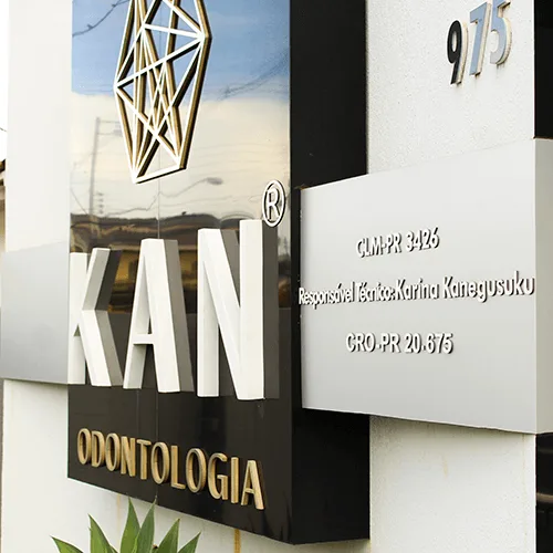 Fachada da KAN Odontologia com a placa da responsável técnica