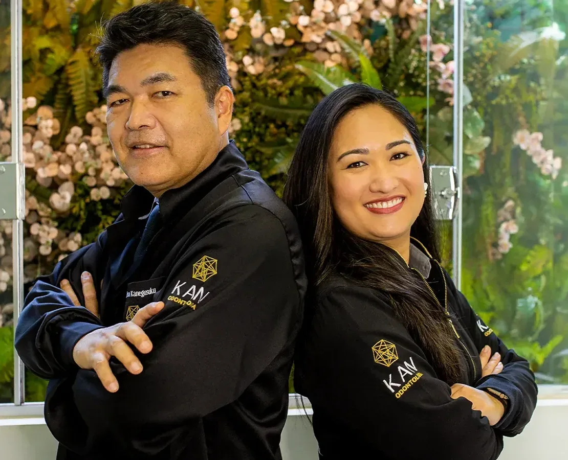 Dr. Nilson Kanegusuku e Dra. Karina Kanegusuku, sócios da KAN, em frente ao jardim vertical da clínica