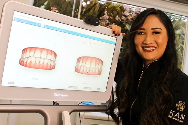 Dra. Karina mostrando o planejamento digital do sorriso no scanner intraoral