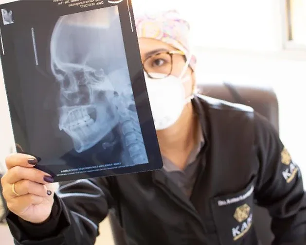 Especialista analisando uma tomografia da face